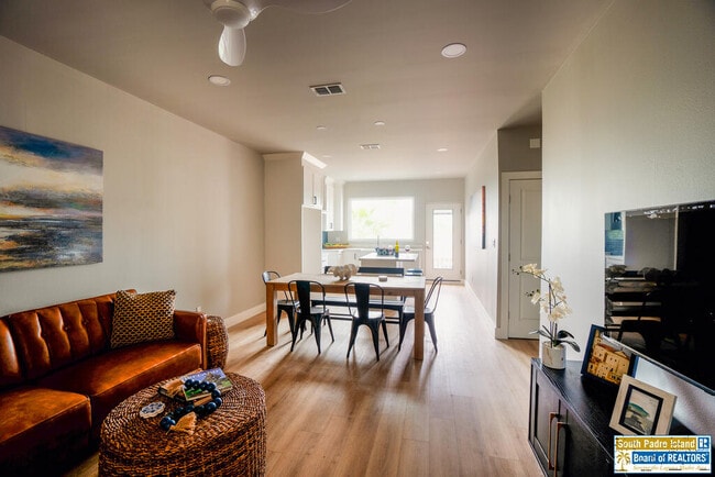 Building Photo - 111 W Sunny Isle Dr Unit 202