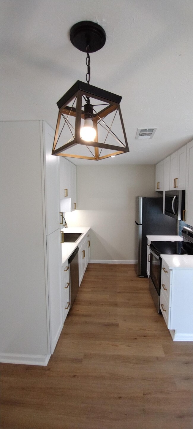 large bright kitchen - Entrance Drive Apartments