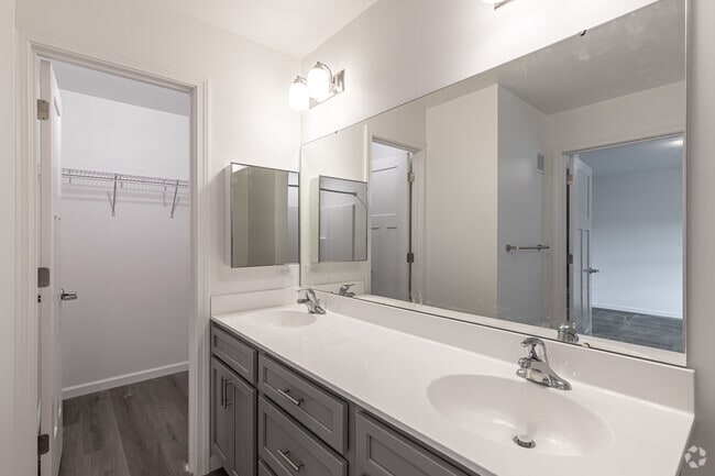 3BR, 2.5BA Townhouse - Bathroom