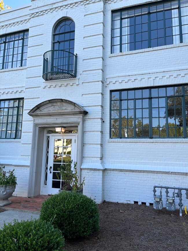 Building Photo - 1700 N Elm St Unit L2