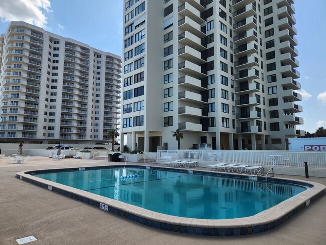 Building Photo - 2 bedroom furnished condo in Oceans Seven ...
