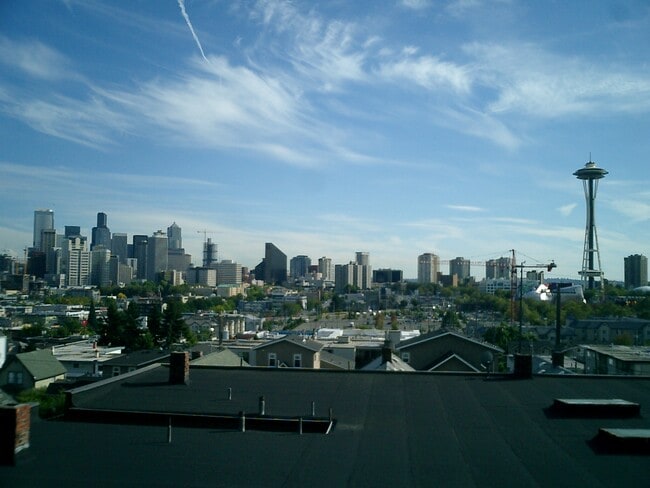 Spectacular City Views - 1018 Taylor Ave N