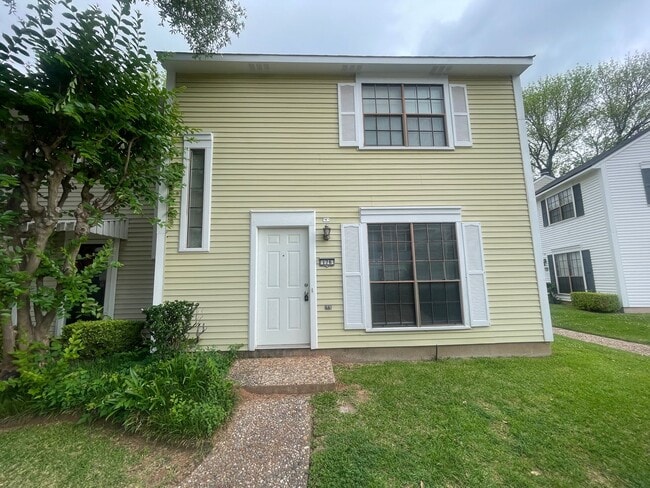 Building Photo - Cobblestone Beauty!