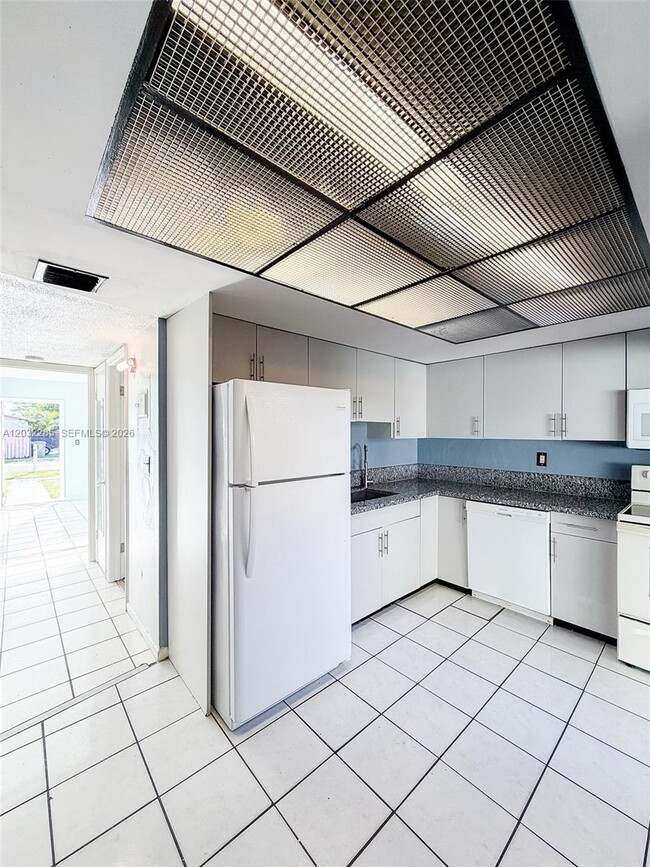 Building Photo - 3721 SW 54th Ave