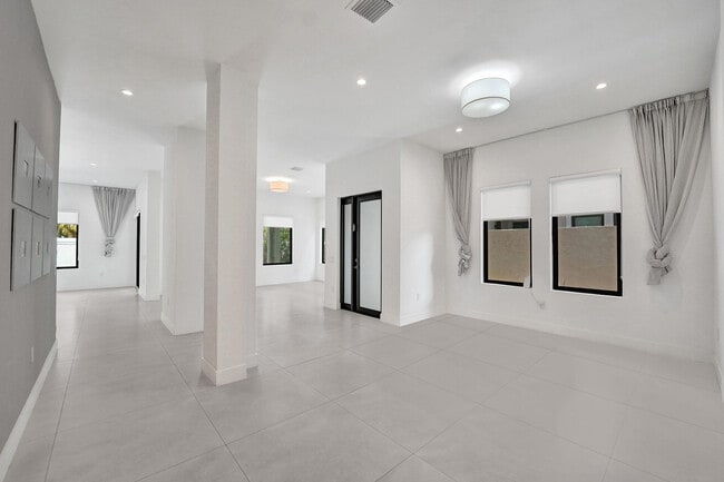 Photo - 5939 Brookfield Cir W