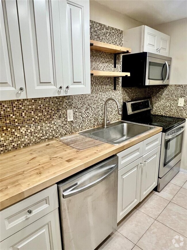 Building Photo - 1631 NW 46th Ave Unit 119 Rental