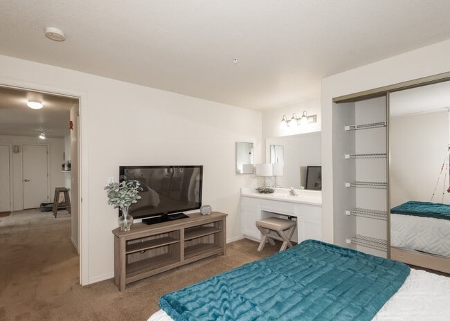 Photo - Valley River Court