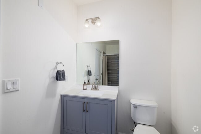2BR, 2BA - 850SF - Primary Bathroom