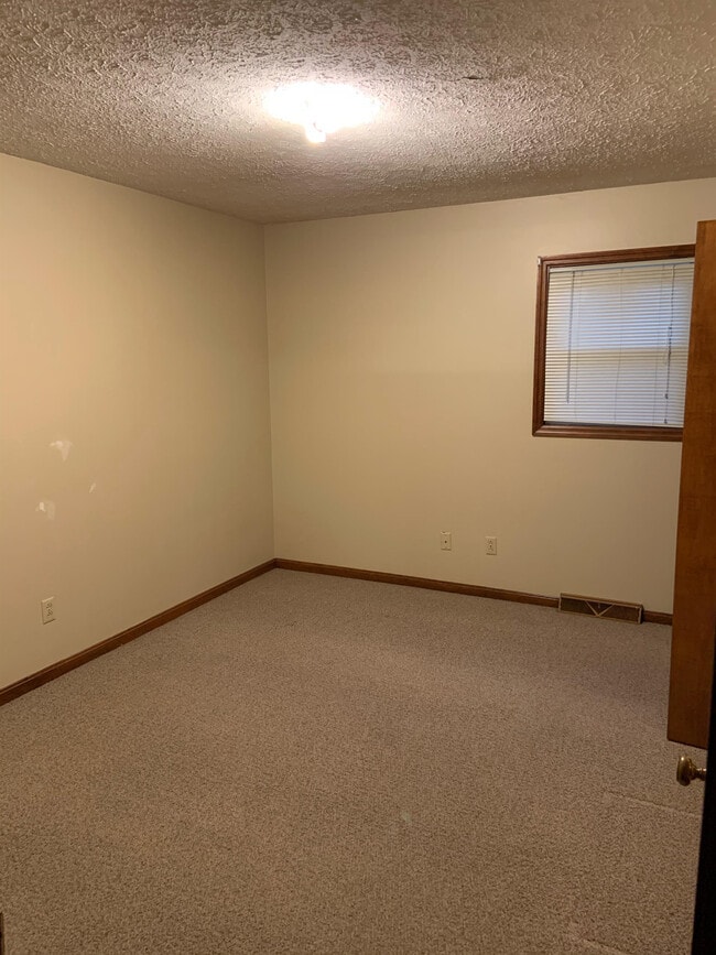 Photo - 1730-1732 Tamarack Rd