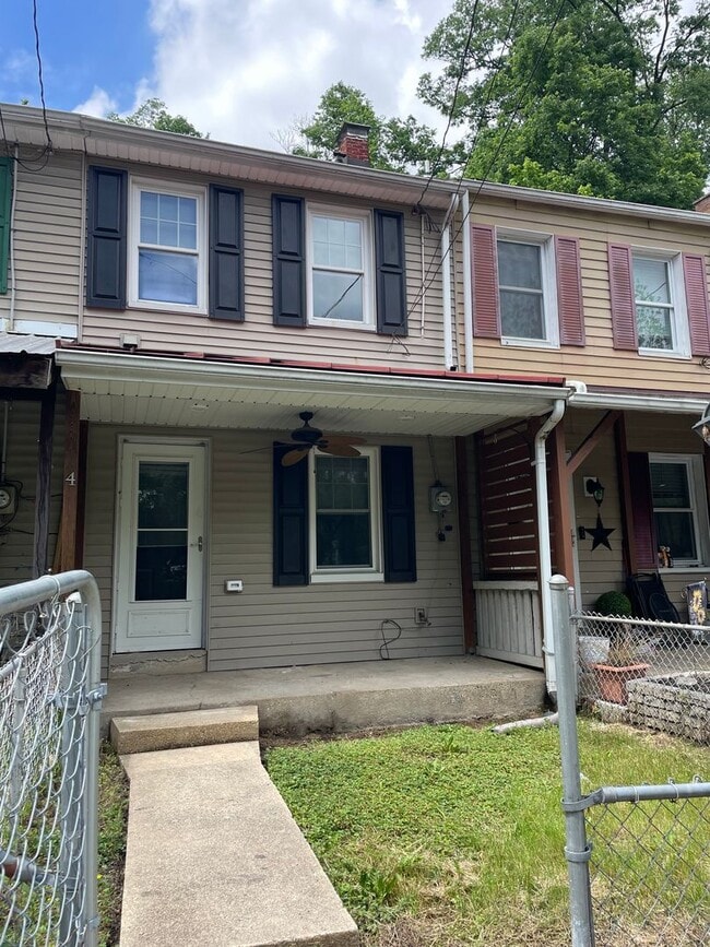 Newly Updated 4 Bedroom 1 Bathroom Townhom... - Newly Updated 4 Bedroom 1 Bathroom Townhom... House