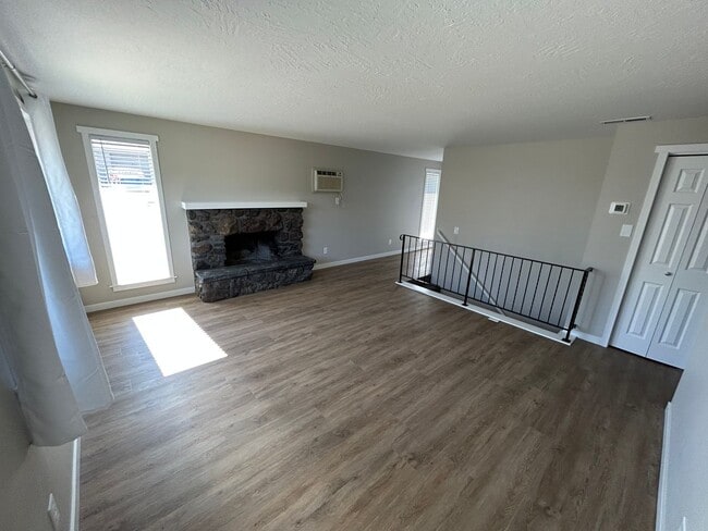 Photo - 323 E Wabash Ave Unit 323