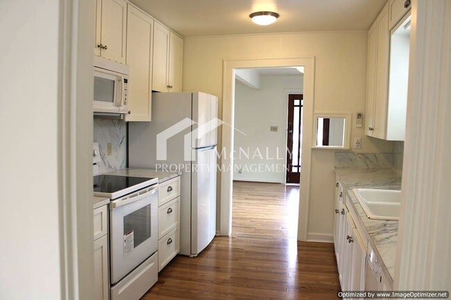 Photo - Bright 2 Bedroom 1 Bath Craftsman in Desir...