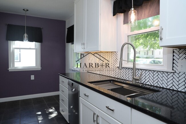 Building Photo - 406 18th Ave SW Rental
