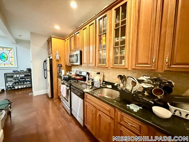 Building Photo - 81 Hillside St