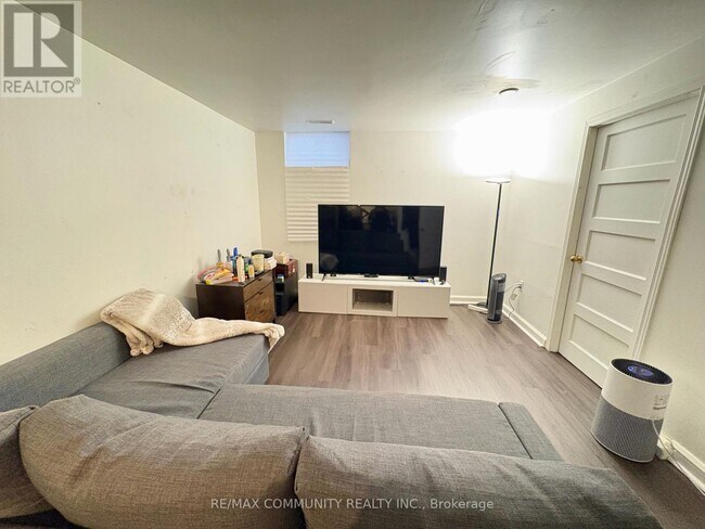 Photo - 693 Hawley St