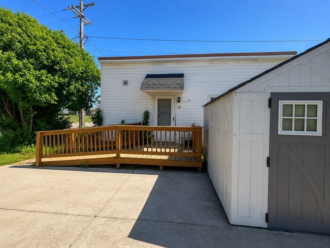 Building Photo - 305 E Maple St Unit A/2