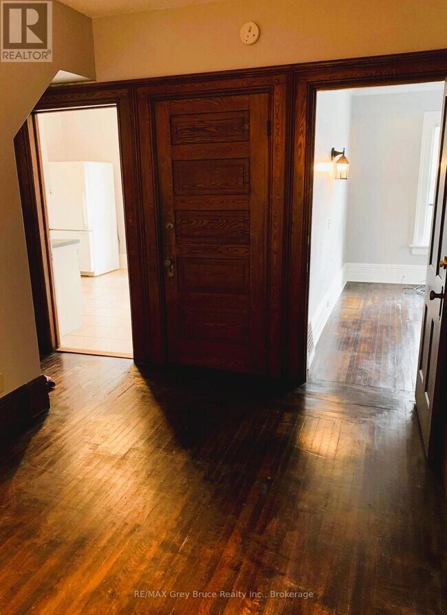 Photo - 235 10th St W