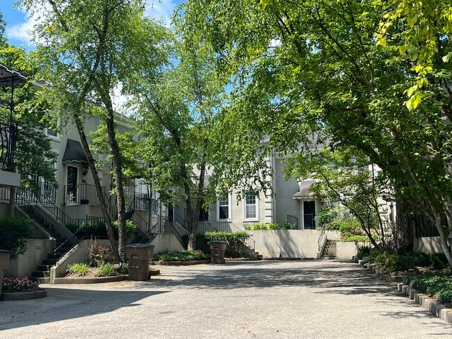 Vista del camino hacia la puerta principal - 108 St Charles Pl