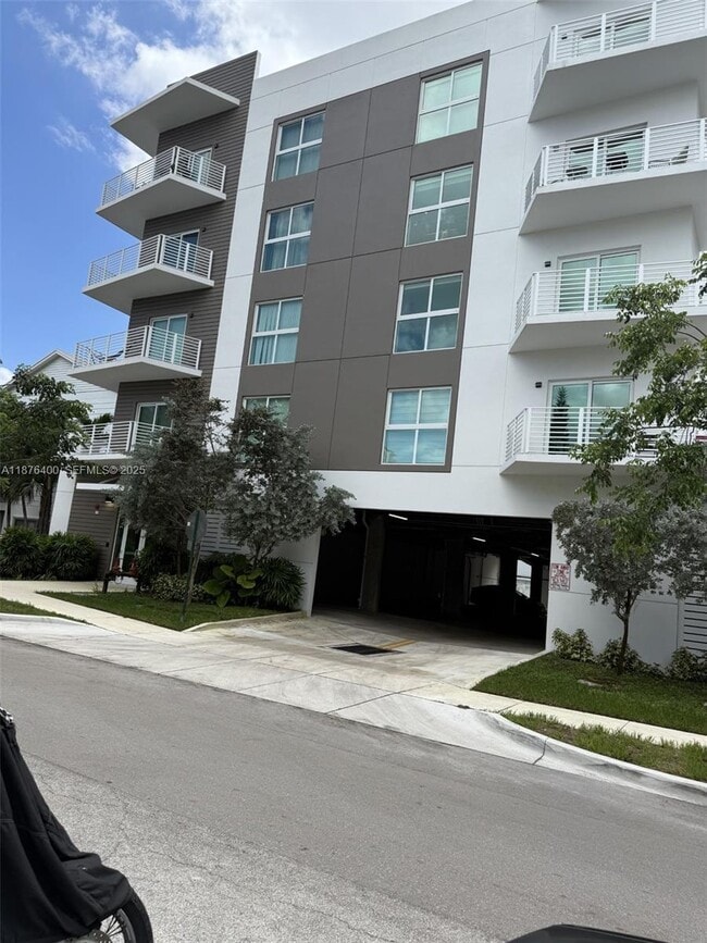 Building Photo - 1938 Jackson St Unit 502