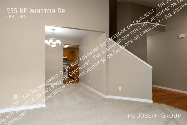 Photo - 955 NE Winston Dr