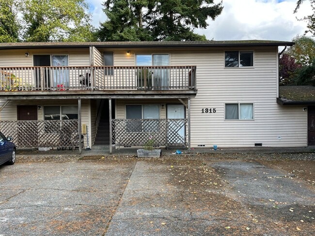 Building Photo - 2 Bed, 1 Bath - Close to Bus Stops, Conven... Unit # 4 Rental