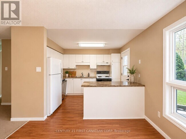 Photo - 925 Lawson Rd