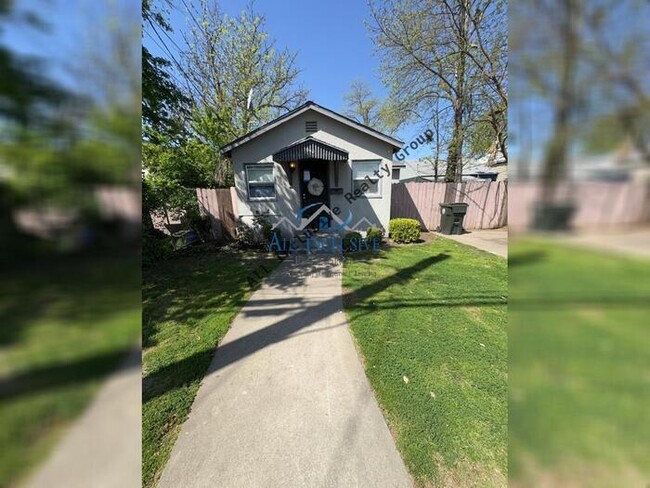 Building Photo - Charming oak park home!!
