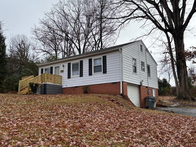 Building Photo - 2 BDRM 1 BA HOME- $900 MONTH, $900 DEPOSIT!!