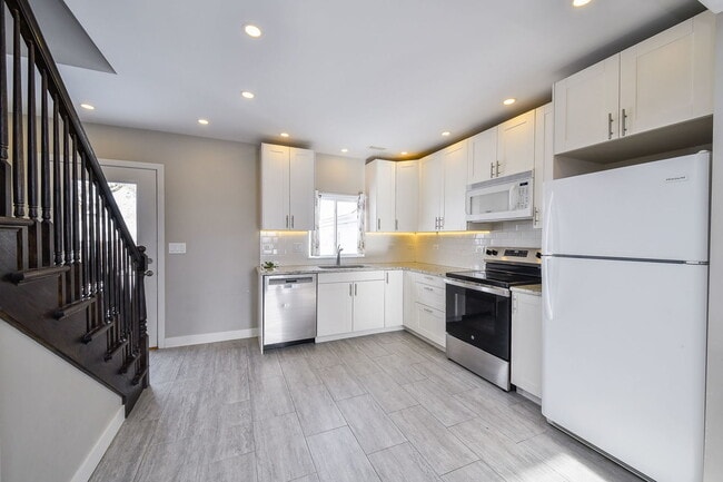 Photo - 825 Albert Ave