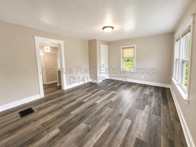 Photo - 8011 Ellerton Ave
