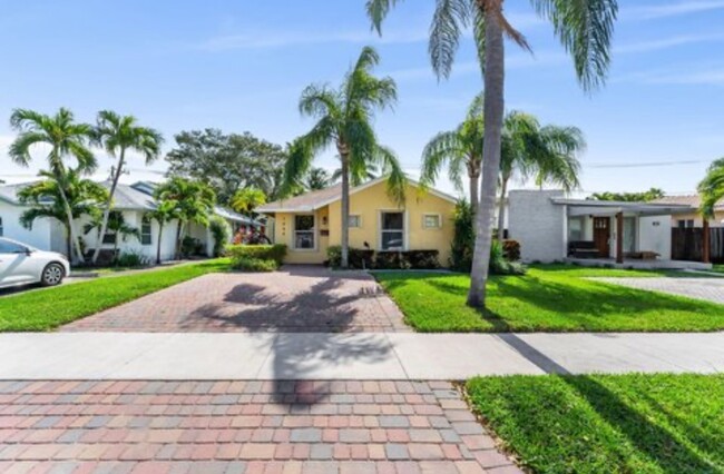 Front of home, entrance/parking - 1644 Jackson St Casa