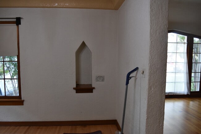 Comedor, entrada arqueada, buzón de correo - 423 S Indiana St