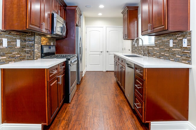 Quartz Countertop kitchen with glass bk splash and soft closing cabinets - 7522 Fountain Ave Unit 7522