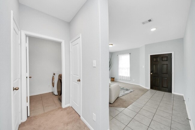 Building Photo - 208 Salange Ln