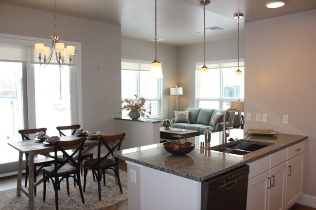 Building Photo - 1 bed + Bonus Room, 1 bath Luxury Aparment... Unit 202