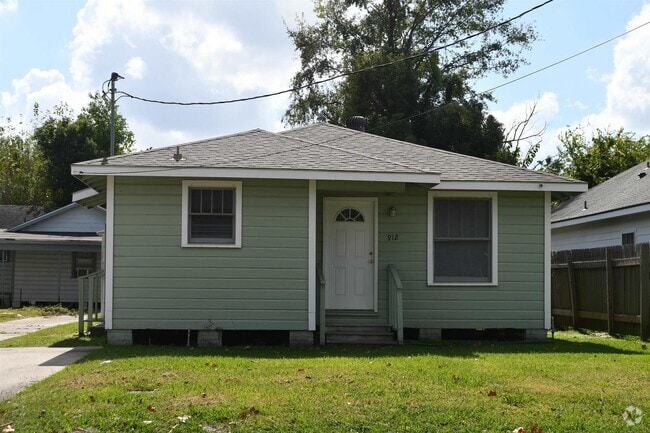 Building Photo - 912 17th St Rental