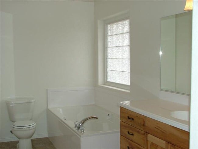 Photo - Room in 3 bed 2.5  bath townhome. Unidad A
