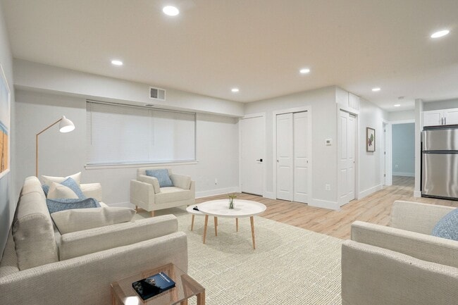 Living Area-Renovated - Park Glen Apartments