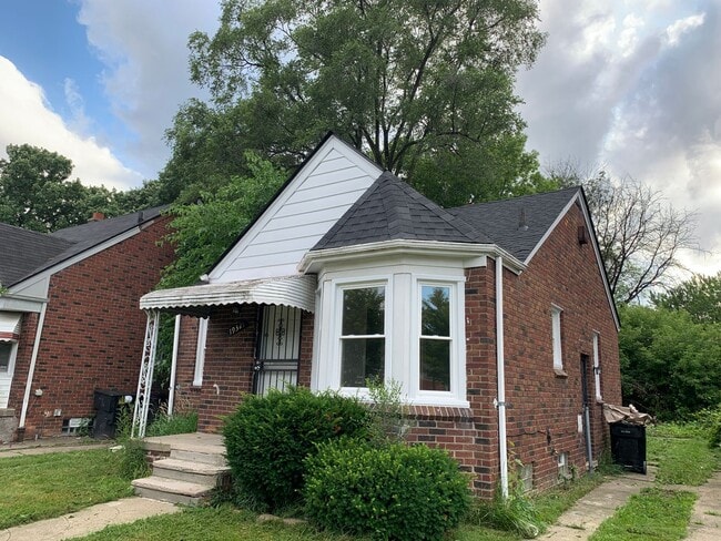 Building Photo - 2 bed 1.5 bath SFH Now Available!