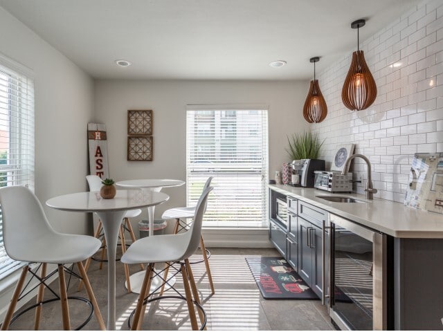 Community Area w/ Coffee Bar - Country Club Place Apartments