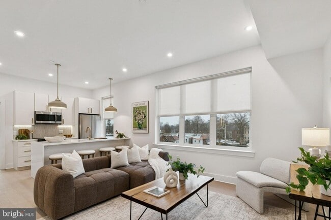 Building Photo - 30 W Allens Ln Unit 301