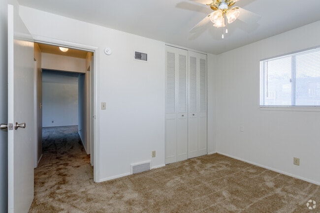 2BR, 1BA - 925 SF