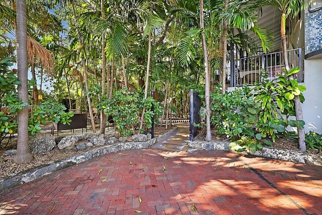 Photo - 8142 Byron Ave Unidad 3