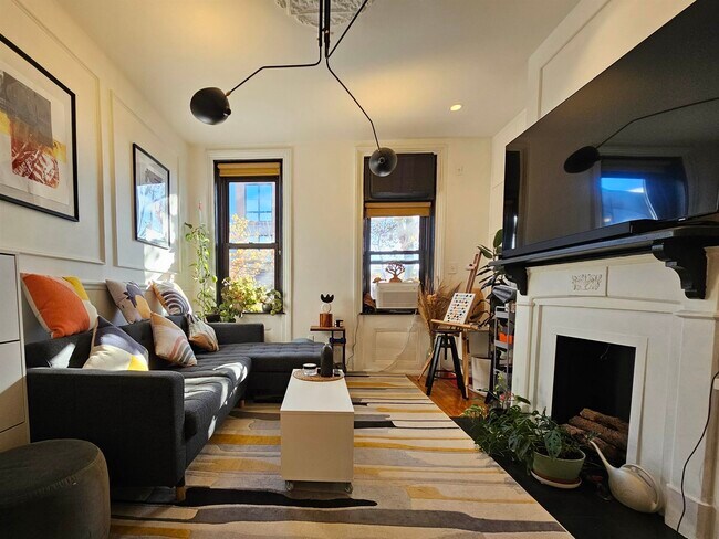 Building Photo - 372 2nd St Unit 3L