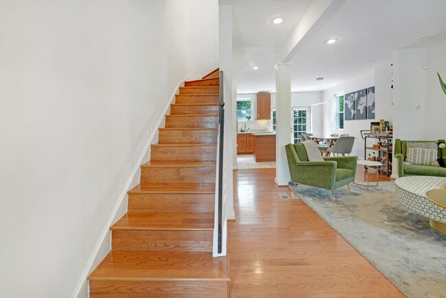 Photo - 520 Lamont St NW