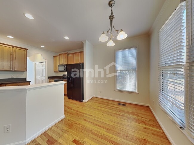 Photo - 905 Alba Rose Ln