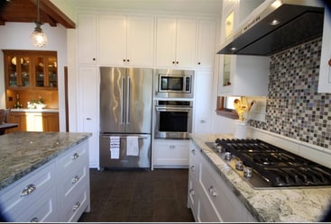 Cocina con electrodomésticos de acero inoxidable - Beautiful Apartment with Custom Kitchen