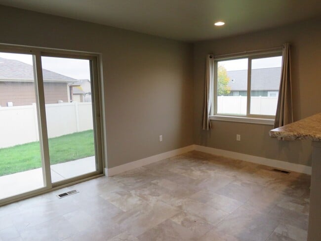Photo - 4 Bedroom Townhome in River Pointe Subdivison