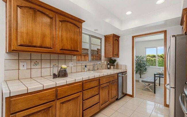 Photo - 483 Ontario Dr