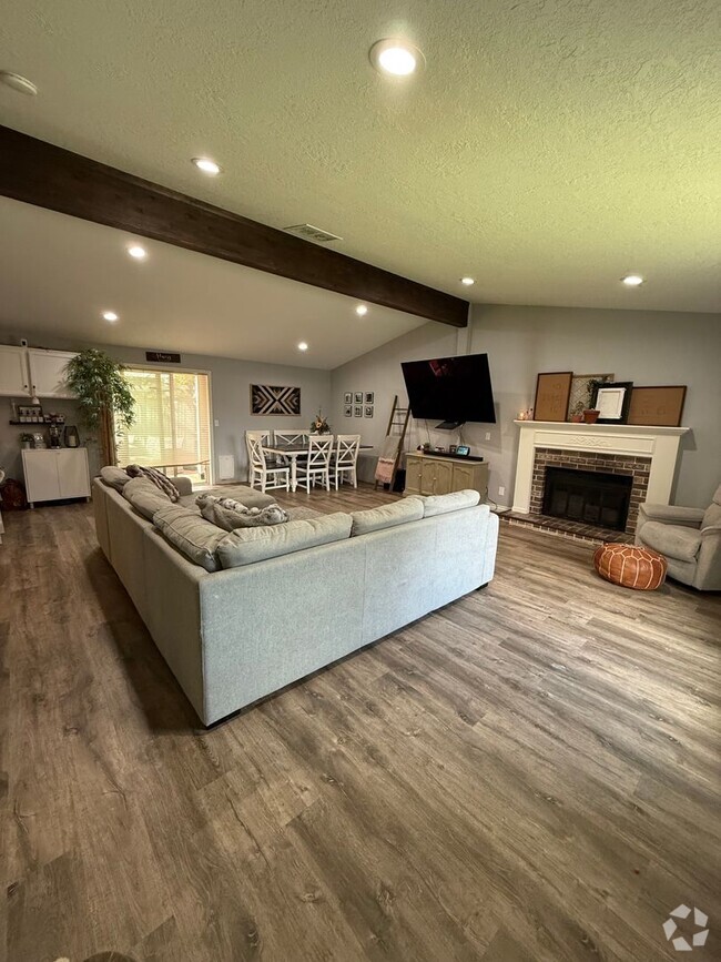 Building Photo - 3 bed, 2 bath- step into modern comfort Rental
